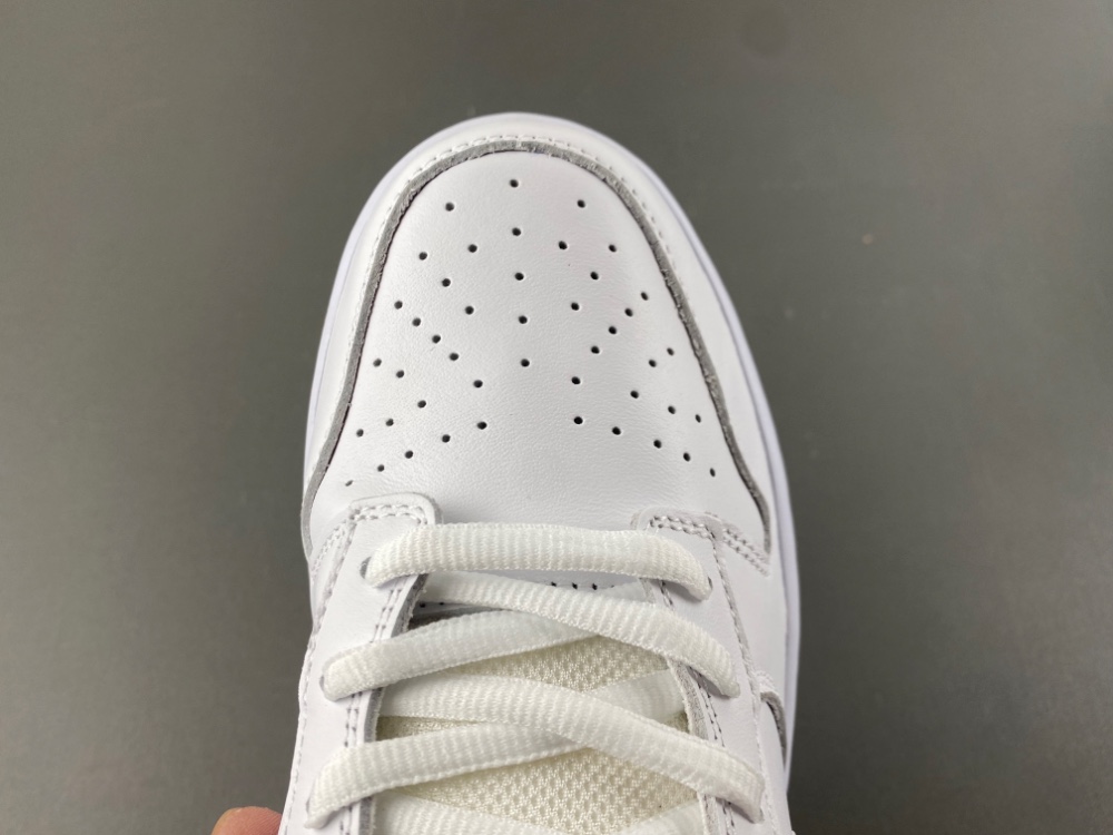 Supreme Dunk Low Sb White Metallic Silver Hq8487 100 15 - kickbulk.cc Supreme Dunk Low Sb White Metallic Silver Hq8487 100 15 - kickbulk.cc
